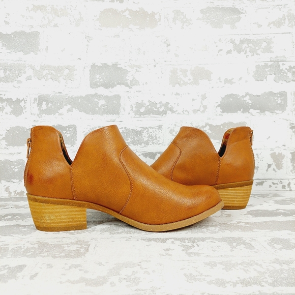 NEW B.O.C. by Born Lucy Notched Topline Block Heel Bootie i1017 - Picture 3 of 11